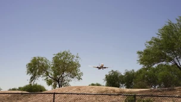 デルタ航空の飛行機が着陸に向けて進む - ラスベガス、ネバダ/アメリカ — ストック動画