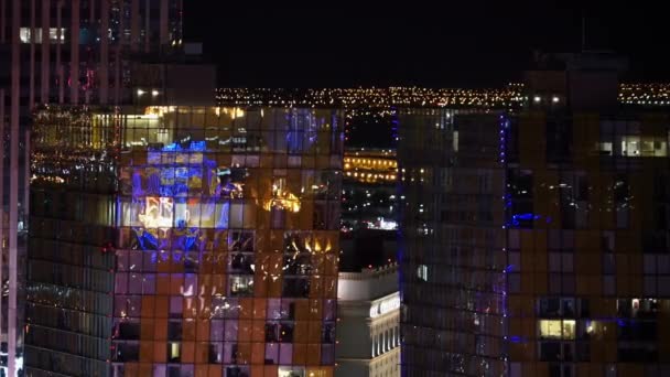 Modernos edificios de cristal en Las Vegas de noche - LAS VEGAS, NEVADA / Estados Unidos — Vídeos de Stock