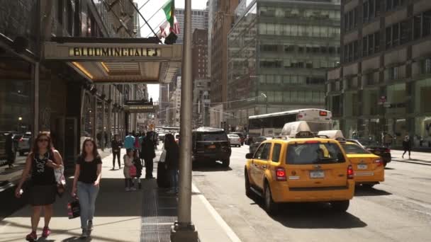 Taxi cabs at Bloomingdales Manhattan on a sunny day    - MANHATTAN, NEW YORK/USA   APRIL 25,  2015 — Stock Video