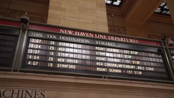 Placa de partida na estação Grand Central Manhattan - MANHATTAN, NOVA IORQUE / EUA 25 de abril de 2015 — Vídeo de Stock