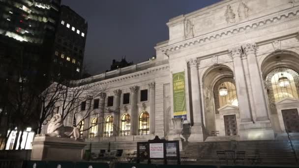 Veřejná knihovna na Manhattanu v noci-Manhattan, New York/USA 25. duben 2015 — Stock video