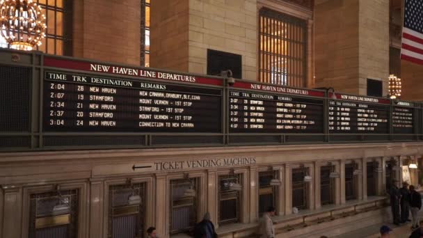 Tableros de salida en la estación Grand Central Manhattan - MANHATTAN, NUEVA YORK / USA 25 DE ABRIL DE 2015 — Vídeo de stock