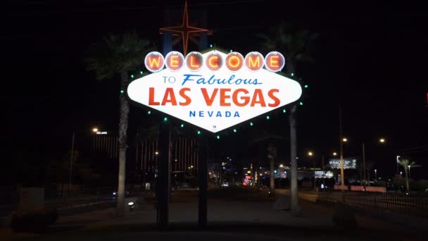 The Welcome to Las Vegas sign by night - LAS VEGAS, NEVADA / USA — Vídeo de Stock