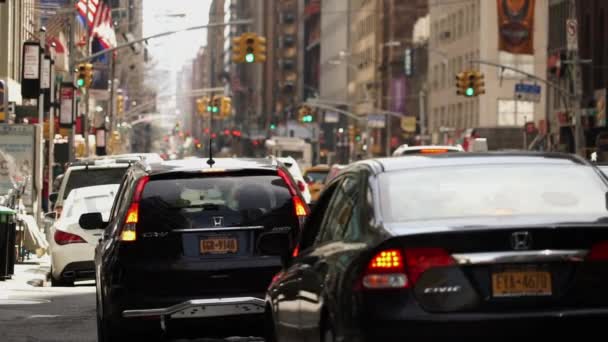 Tele shot of Manhattan street traffic - MANHATTAN, NOVA IORQUE / EUA 25 de abril de 2015 — Vídeo de Stock