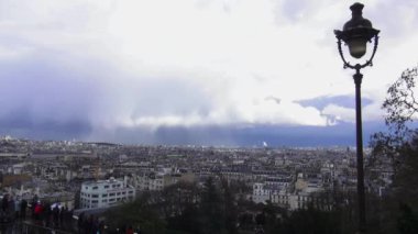 Bulutlu bir günde Paris'in havadan görünümü - Paris, Fransa Mart 30, 2013