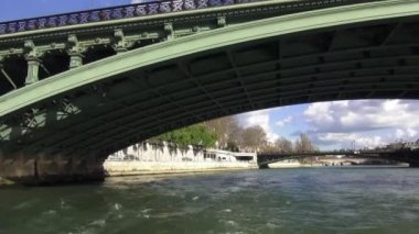 Paris - Paris, Fransa, 30 Mart 2013 yılında Seine Nehri üzerinde köprüler