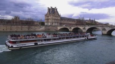 Paris'te Seine Nehri gezi teknede akşam - Paris, Fransa 30 Mart 2013