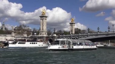 Seine Nehri - Paris, Fransa 30 Mart 2013 Paris ünlü köprüden ünlü Pont Alexandre III