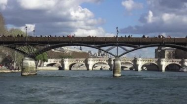 Paris - Paris, Fransa, 30 Mart 2013 yılında Seine Nehri üzerinde köprüler