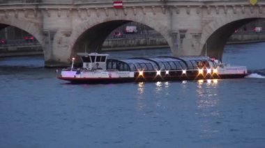 Gezi teknesi de Paris - Paris, Fransa 30 Mart 2013 Seine Nehri üzerinde