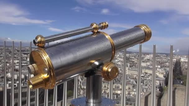 Gouden telescoop over de daken van Parijs-Parijs, Frankrijk maart 30, 2013 — Stockvideo