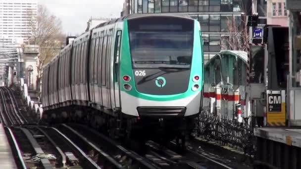 Metro en la estación metropolitana de París - PARÍS, FRANCIA 30 DE MARZO DE 2013 — Vídeo de stock
