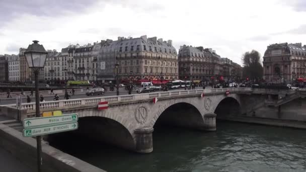 Paris'te Seine Nehri üzerinde Köprü - Paris, Fransa Mart 30, 2013 — Stok video