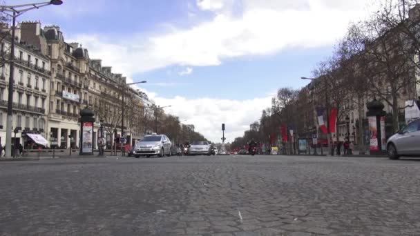 애비뉴 샹젤리제 거리 파리-파리, 프랑스 2013 년 3 월 30 일 — 비디오
