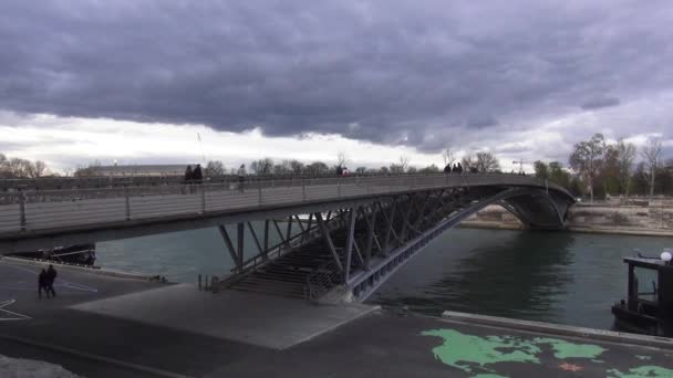 Moderní most přes řeku Seine-Paříž, Francie Březen 30, 2013 — Stock video