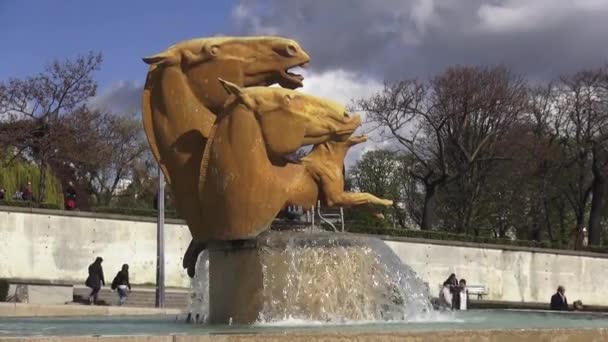 Estatua de caballos en Trocadero en París - PARÍS, FRANCIA 30 DE MARZO DE 2013 — Vídeos de Stock