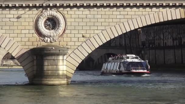 Barco turístico en el río Sena - PARÍS, FRANCIA 30 DE MARZO DE 2013 — Vídeo de stock