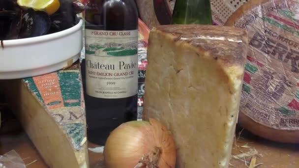 Kaas uiensoep en wijn typisch Frans eten-Parijs, Frankrijk 30 maart 2013 — Stockvideo