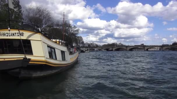 Boten op Seine River in Parijs-Parijs, Frankrijk maart 30, 2013 — Stockvideo