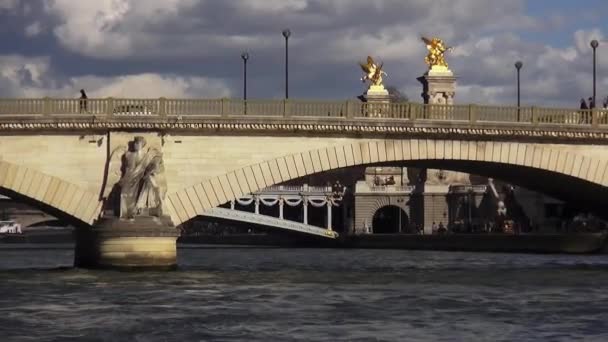 Broarna över floden Seine Boat Cruise i Paris-Paris, Frankrike 30 mars, 2013 — Stockvideo