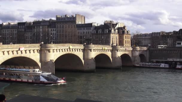 Оглядова човен на річці Сена в Парижі-Париж, Франція 30 березня 2013 — стокове відео