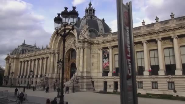 Petit Palais Museum Exhibition Hall in Parijs beroemd gebouw-Parijs, Frankrijk maart 30, 2013 — Stockvideo