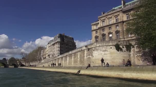 Paris'te Seine nehir kenarı - Paris, Fransa Mart 30, 2013 — Stok video