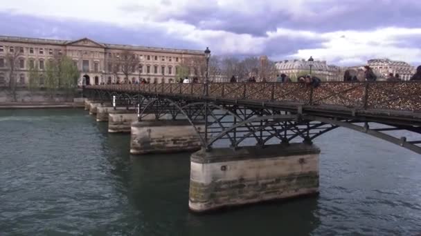 Pont des arts in paris vorhängeschlösser an brücke befestigt - paris, franz märz 30, 2013 — Stockvideo