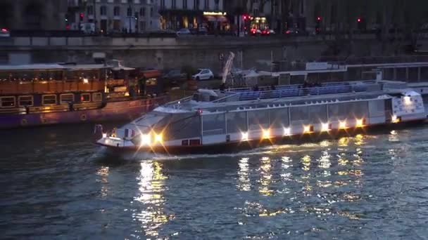 Barco turístico em Paris no Rio Sena - PARIS, FRANÇA MARÇO 30, 2013 — Vídeo de Stock