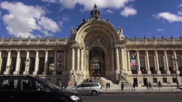 パリの有名な建物のプチパレ博物館展示ホール - パリ、フランス 2013年3月30日 — ストック動画