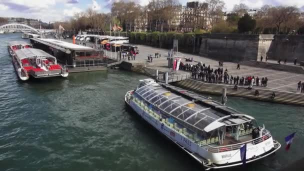 Día soleado con barcos turísticos en el río Sena en París - PARÍS, FRANCIA 30 DE MARZO DE 2013 — Vídeo de stock