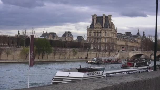 Barcos en el río Sena en París - PARÍS, FRANCIA 30 DE MARZO DE 2013 — Vídeo de stock