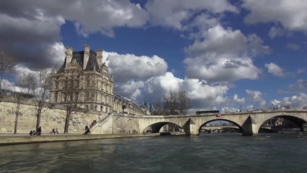 Seine Riverside és hidak Párizsban-Párizs, Franciaország március 30, 2013 — Stock videók