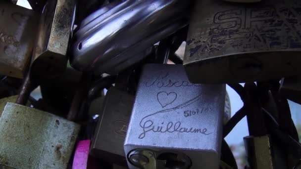 Hangsloten als een bewijs van liefde op de Pont des Arts in Paris - Parijs, Frankrijk, 30 maart 2013 — Stockvideo