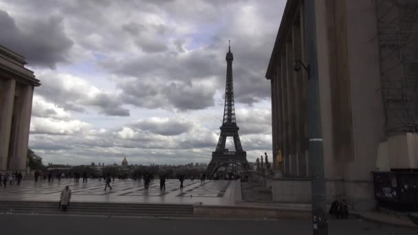 Trocadero con Torre Eiffel en París - PARÍS, FRANCIA 30 DE MARZO DE 2013 — Vídeos de Stock