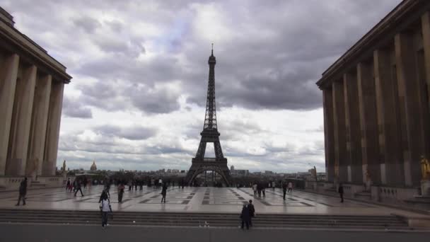 Trocadero con Torre Eiffel en París - PARÍS, FRANCIA 30 DE MARZO DE 2013 — Vídeos de Stock