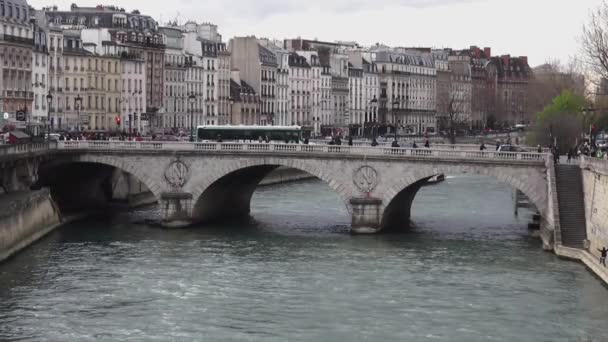 Floden Seine i Paris - Paris, Frankrike den 30 mars, 2013 — Stockvideo