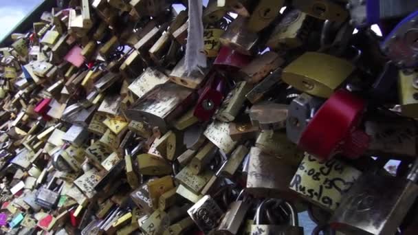 Close up of padlocks attached to Pont des Arts in Paris Game of lovers - PARIS, FRANCE  MARCH 30, 2013 — Stock Video