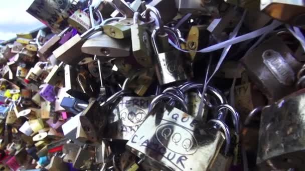 Közelkép lakatok csatolt Pont des Arts-ban Párizsban játék szerelmeseinek - Párizs, Franciaország, 2013. március 30. — Stock videók