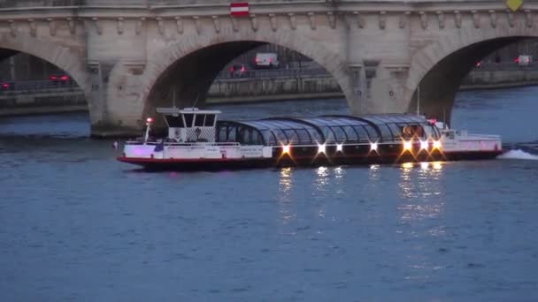 Ποταμόπλοιο στον ποταμό Σηκουάνα στο Παρίσι - Παρίσι, Γαλλία 30 Μαρτίου 2013 — Αρχείο Βίντεο