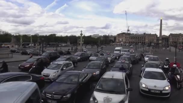 Place de la concorde Straßenverkehr fliegt über die Autos - Paris, Frankreich 30. März 2013 — Stockvideo