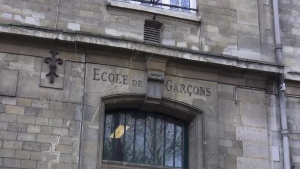 Starověké chlapci školy Ecole de garcons - Paříž, Francie 30 březen 2013 — Stock video