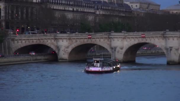 Barco turístico en el río Sena en París - PARÍS, FRANCIA 30 DE MARZO DE 2013 — Vídeos de Stock