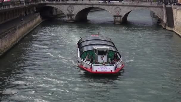 Sightseeing boot bij Pont Neuf paris - Parijs, Frankrijk, 30 maart 2013 — Stockvideo