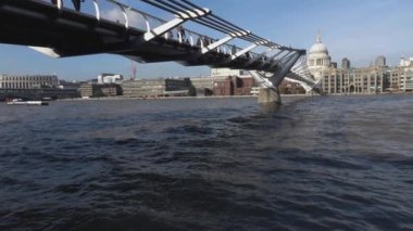 Thames Nehri ve Millennium Köprüsü - Londra, İngiltere