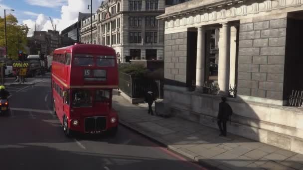 Ônibus velho de Londres para Tower Hill - LONDRES, ENGLÂNDIA — Vídeo de Stock