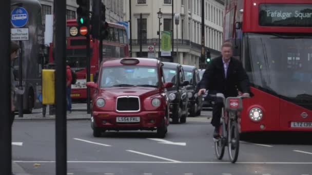 Taxis y autobuses rojos de Londres - LONDRES, INGLATERRA — Vídeos de Stock