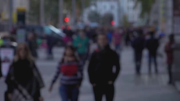 Escena borrosa de personas en las calles de Londres por antecedentes - LONDRES, INGLATERRA — Vídeos de Stock