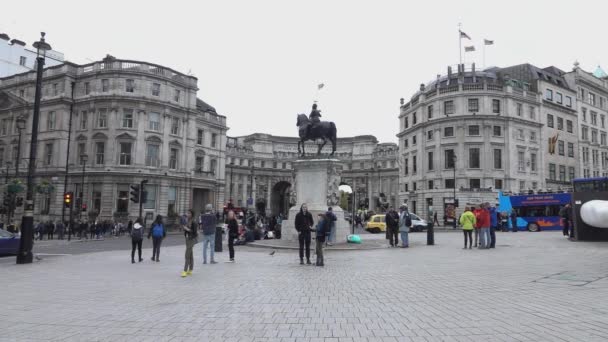 Kruh na Trafalgar square s oblouk admirality - Londýn, Anglie 29 října 2015 — Stock video