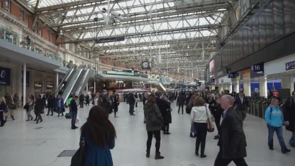 Stazione Waterloo al rallentatore - LONDRA, INGHILTERRA — Video Stock